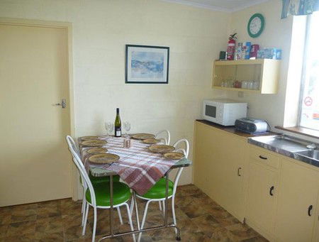 Oaklands Fishing Cottage - Grafton Accommodation 3