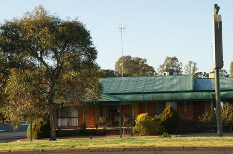 Deniliquin Country Club Motor Inn - Grafton Accommodation 2
