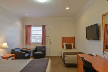 Cadman Motor Inn & Apartments - Grafton Accommodation 6