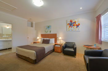 Cadman Motor Inn & Apartments - Grafton Accommodation 9