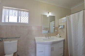 Cadman Motor Inn & Apartments - Grafton Accommodation 12