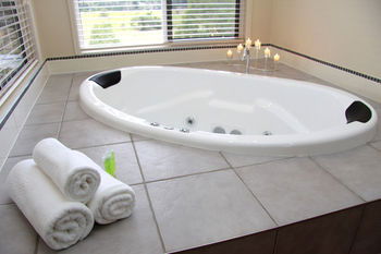 Yabbaloumba Retreat - Grafton Accommodation 7