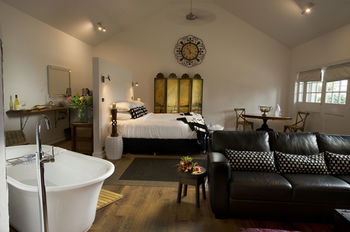 The Villa - Country House Retreat - Grafton Accommodation 4