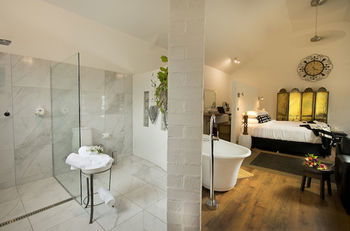 The Villa - Country House Retreat - Grafton Accommodation 7
