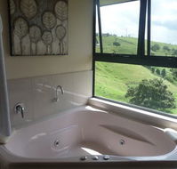 Top of The Hill - Grafton Accommodation