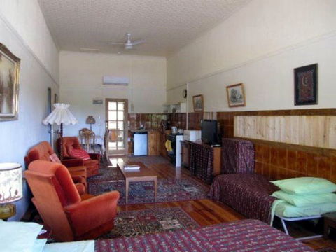 Carmines Antiques And Accommodation - Grafton Accommodation 1