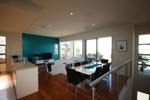LJ Hooker Goolwa Holiday Rentals - 42 Underwood Avenue, Goolwa Beach - Grafton Accommodation 2