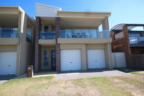 LJ Hooker Goolwa Holiday Rentals - 42 Underwood Avenue, Goolwa Beach - Grafton Accommodation 3