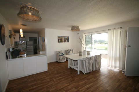 LJ Hooker Goolwa Holiday Rentals - 42 Underwood Avenue, Goolwa Beach - Grafton Accommodation 8