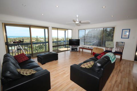 LJ Hooker Goolwa Holiday Rentals - 39 Bradford Road, Goolwa Beach - Grafton Accommodation 0