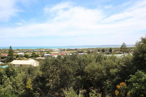 LJ Hooker Goolwa Holiday Rentals - 39 Bradford Road, Goolwa Beach - Grafton Accommodation 2
