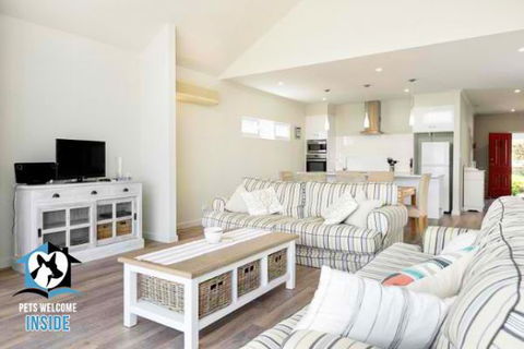 PetLet 14: 24 Seagull Avenue At Hayborough - Grafton Accommodation 1
