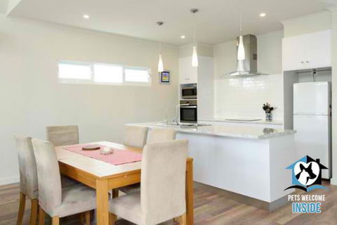 PetLet 14: 24 Seagull Avenue At Hayborough - Grafton Accommodation 2