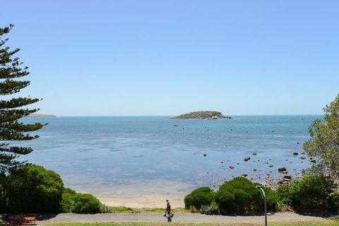 Breeze At The Bay - Grafton Accommodation 1