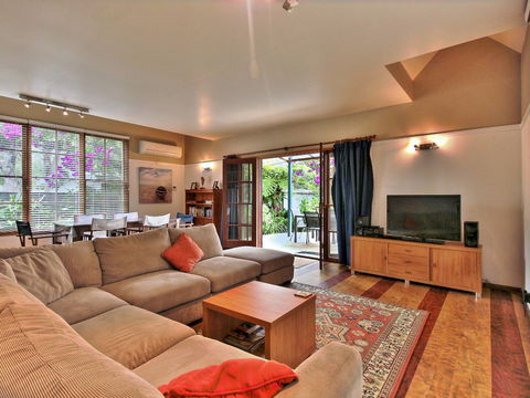 Aqua Flora - Grafton Accommodation 3