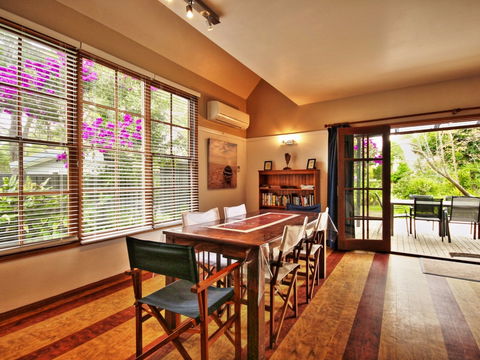 Aqua Flora - Grafton Accommodation 4