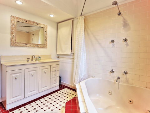 Aqua Flora - Grafton Accommodation 9