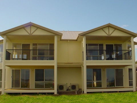 Arabesque Villa 2 - Grafton Accommodation 0