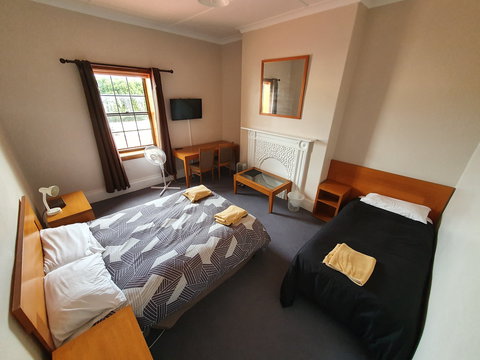 Victoria Hotel Port McDonnell - Grafton Accommodation 1