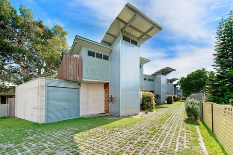Sun Worship Crescent Head Eco Villas - Grafton Accommodation 1
