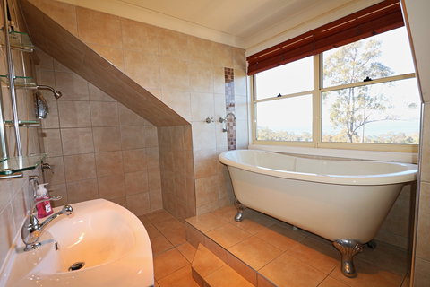 Whale Cove - Grafton Accommodation 1