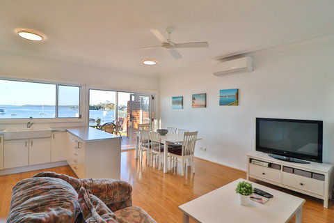 Lakefront Simplicity - Grafton Accommodation 2