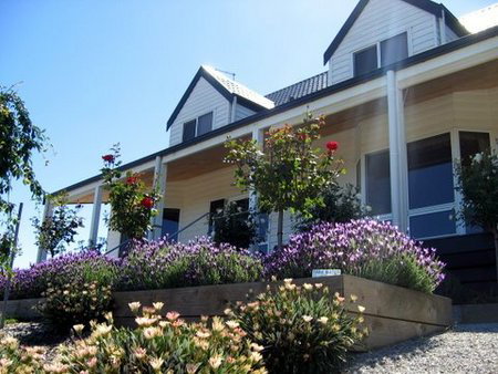 Canadian Lodge - Grafton Accommodation 0