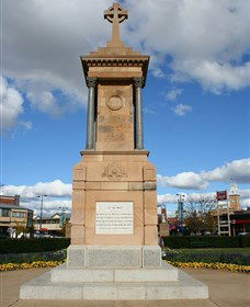 Warwick War Memorial And Gates - Grafton Accommodation 1