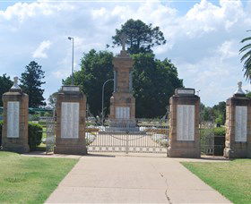 Warwick War Memorial And Gates - Grafton Accommodation 0
