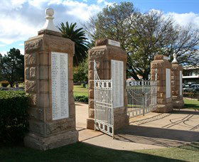 Warwick War Memorial And Gates - Grafton Accommodation 2