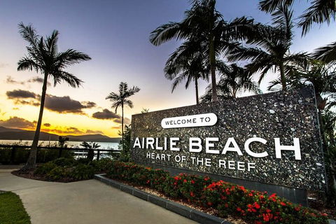 Shared Arrival Transfer: Proserpine Airport To Airlie Beach & Surrounds - Grafton Accommodation 2