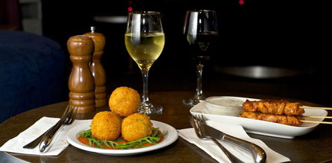 The Social Bar & Restaurant - Grafton Accommodation 1