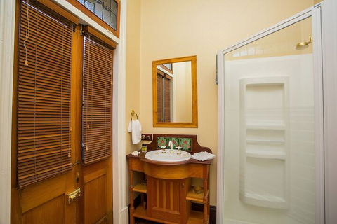 Danum House B & B - Grafton Accommodation 3