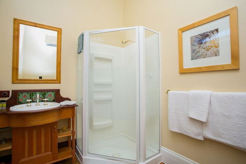 Danum House B & B - Grafton Accommodation 4