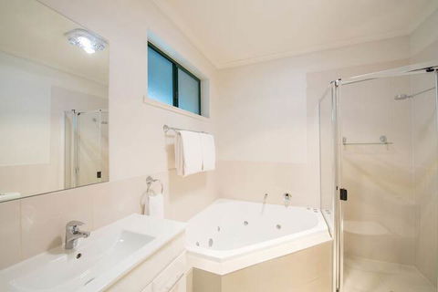 Clare Country Club - Grafton Accommodation 7