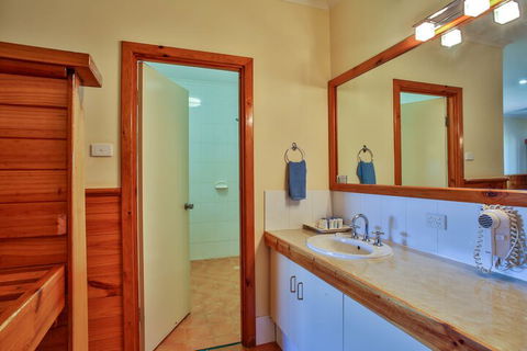 Kimberley Hotel Halls Creek - Grafton Accommodation 6