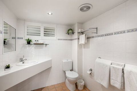 Sunlit Waters Studio Apartments - Grafton Accommodation 5