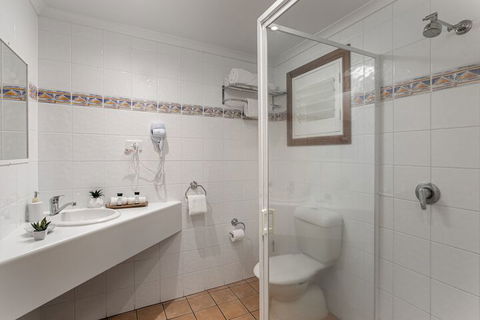 Sunlit Waters Studio Apartments - Grafton Accommodation 6