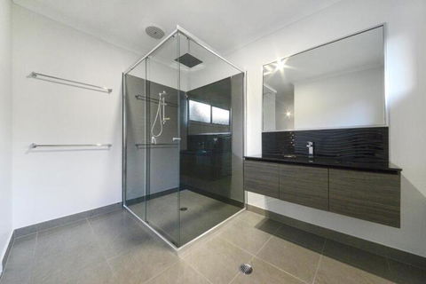 Island Dreams - Grafton Accommodation 2
