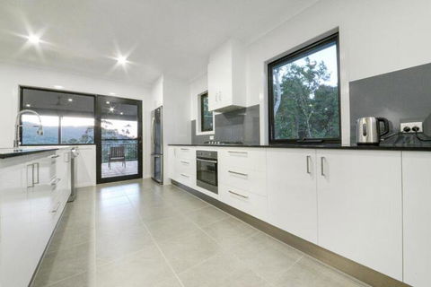 Island Dreams - Grafton Accommodation 6