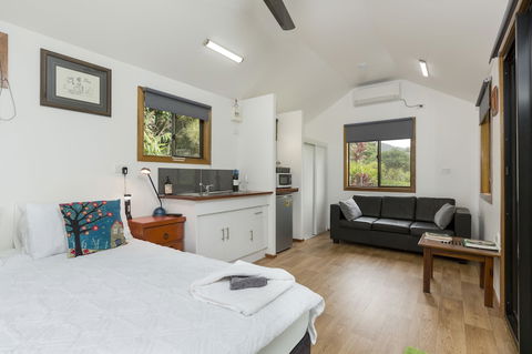 Mena Creek Flower House - Grafton Accommodation 5