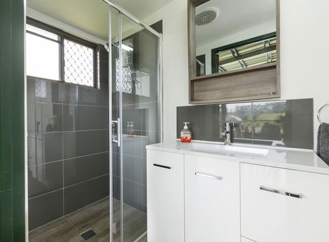 Mena Creek Flower House - Grafton Accommodation 4