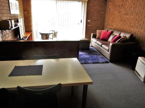 A Furnished Townhouse In Goulburn - Grafton Accommodation 5