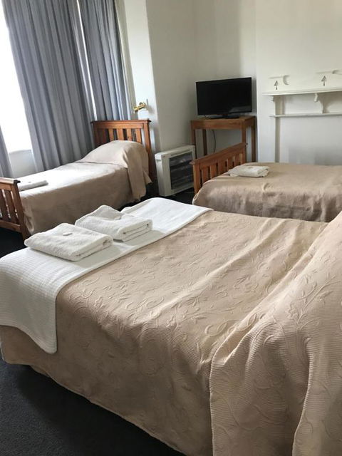 Lords Hotel - Grafton Accommodation 0
