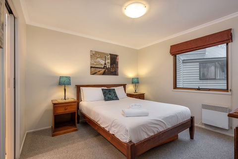 Absinthe - Grafton Accommodation 2