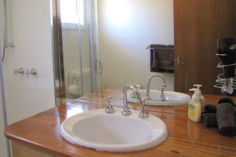 Engadine Cottage - Grafton Accommodation 5