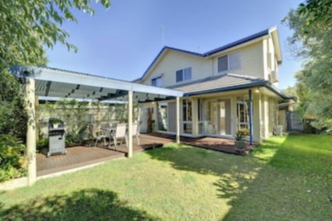 Sea Whispers - Grafton Accommodation 0