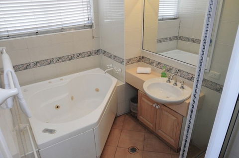 Anglesea Beachfront Court Holiday Units - Grafton Accommodation 2