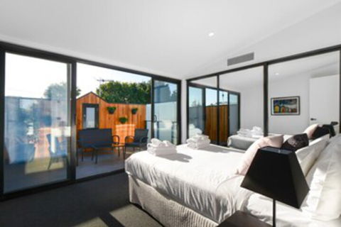 Boutique Stays County Down Port Melbourne - Grafton Accommodation 0