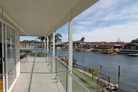 Unbeatable Waterfront Location - Grafton Accommodation 6